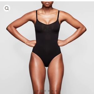 SKIMS SCULPTING BODYSUIT W. SNAPS